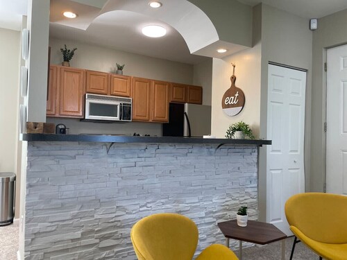 Cozy, bright 2BD w/yard, close to DT-bikes avail!