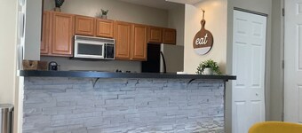 Cozy, bright 2BD w/yard, close to DT-bikes avail!