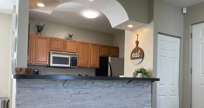 Cozy, bright 2BD w/yard, close to DT-bikes avail!