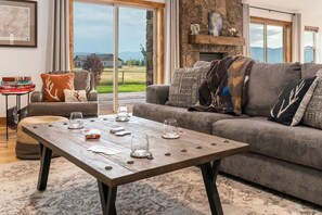 Televisio, takka, työhuone