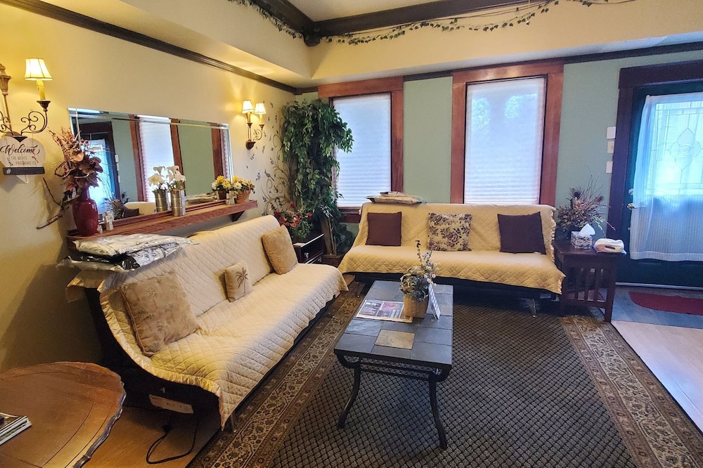 Downtown 1 Bedroom Duplex can Sleep 5 Close to Everything