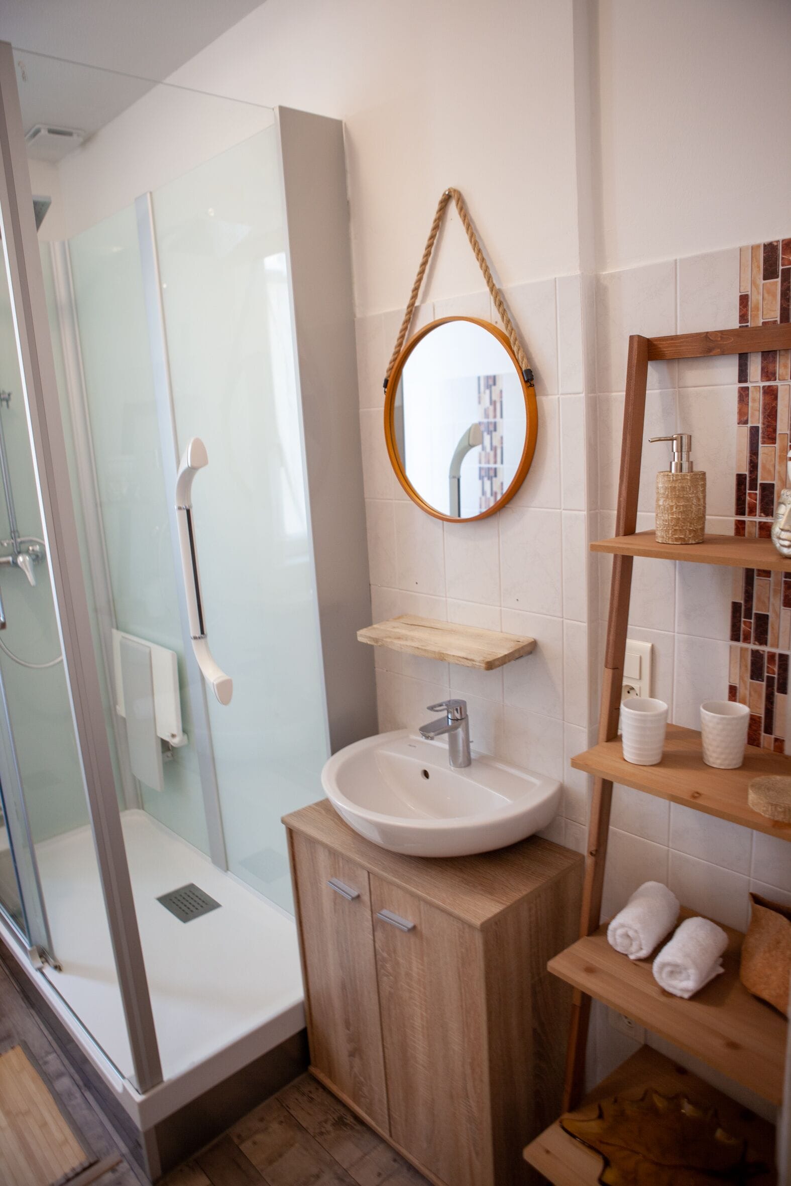 Een douche, een haardroger, handdoeken, zeep