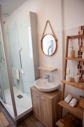 Een douche, een haardroger, handdoeken, zeep