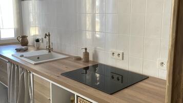 Réfrigérateur, micro-ondes, plaque de cuisson, cafetiÚre/bouilloire