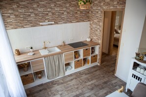 Frigorifero, microonde, piano cottura, macchina per tè/caffè