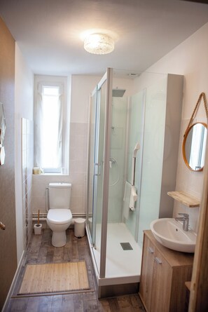 Shower, hair dryer, towels, soap - Appartement « Un Moment Dévasion » en Plein Cœur Dépernay (Épernay)