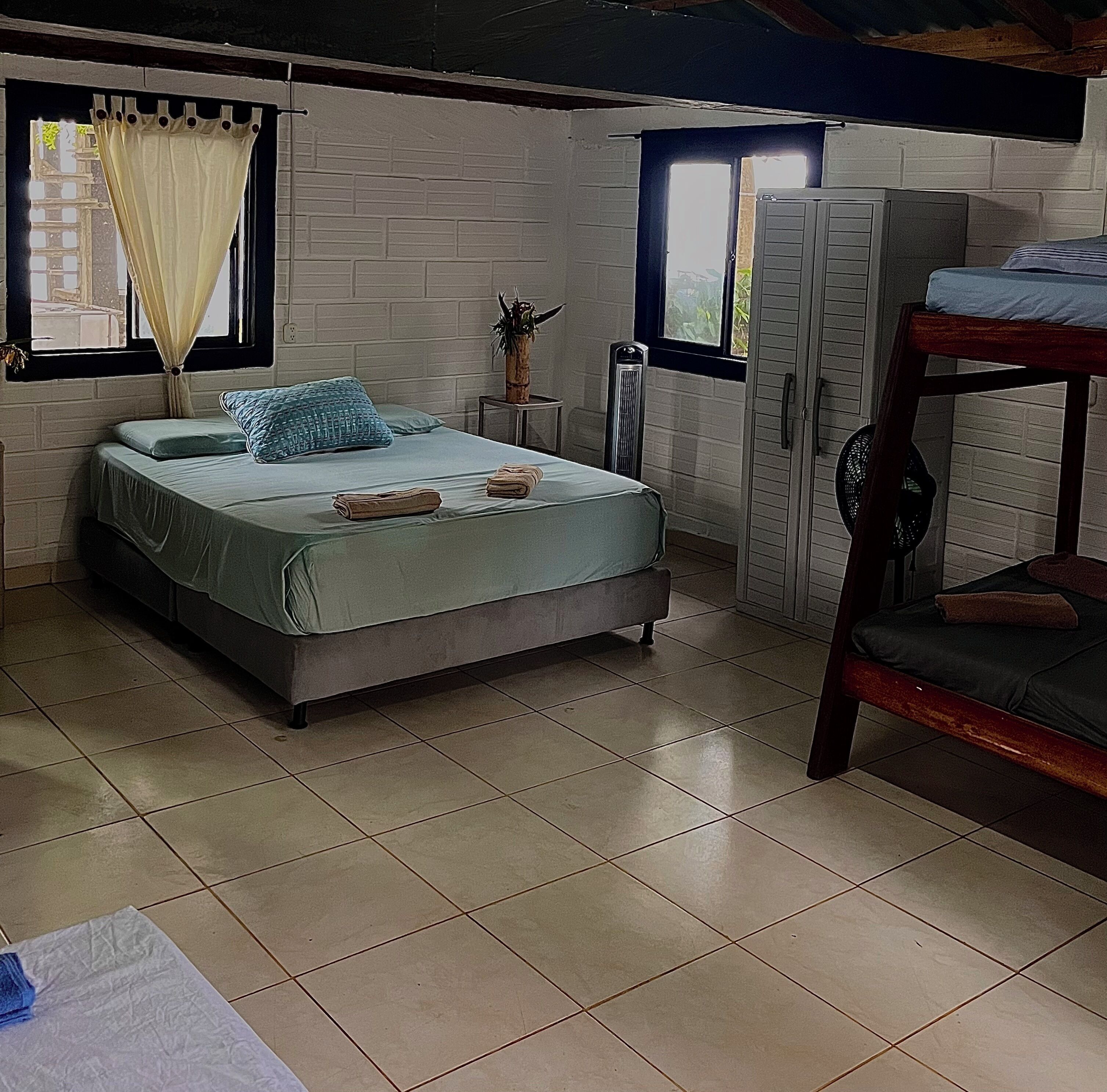 Habitación cuádruple Deluxe | Espacio para trabajar con laptop y wifi gratis 