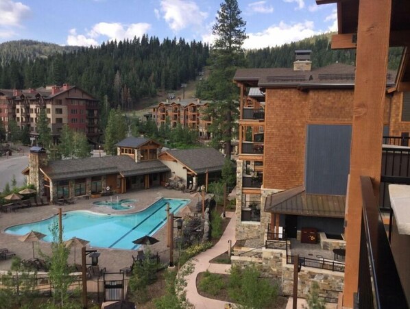 Pool - Surrounded by pine trees and mountains (Truckee)