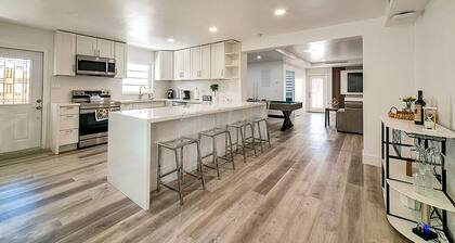 6BR Fun Oasis w/ Jacuzzi, BBQ & Retro Game Room