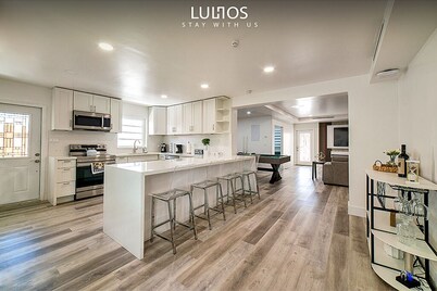 6BR Fun Oasis w/ Jacuzzi, BBQ & Retro Game Room