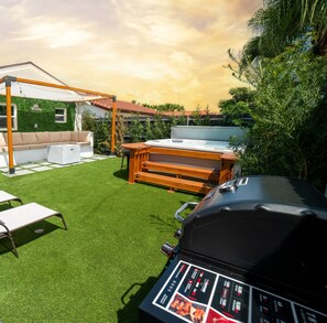 Outdoor spa tub