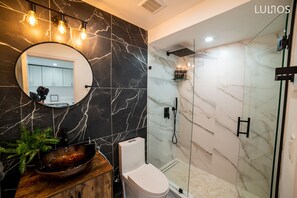 Douche, séchoir à cheveux, serviettes fournies, savon