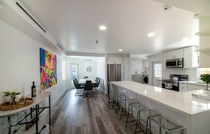this kitchen is the perfect place to prepare and enjoy delicious meals in a spacious, well-lit and well-equipped space - Modern 6BR Home - Jacuzzi, BBQ, Game Room (Miami)