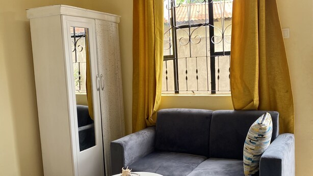 Estudio clásico, 1 cama individual grande | Área de sala de estar