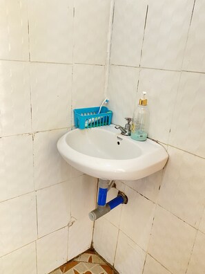 Kostenlose Toilettenartikel, Haartrockner, Hausschuhe, Handtücher