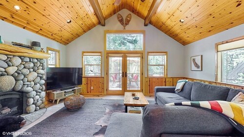 Tahoma Gem: Family fun! Walk to Lake, Steam Shower, Jacuzzi