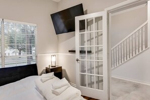 5 slaapkamers, een strijkplank/strijkijzer, wifi