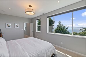 6 slaapkamers, een bureau, een strijkplank/strijkijzer, reisbedje