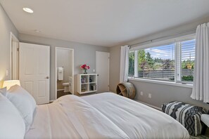 6 chambres, bureau, fer et planche à repasser, lit parapluie