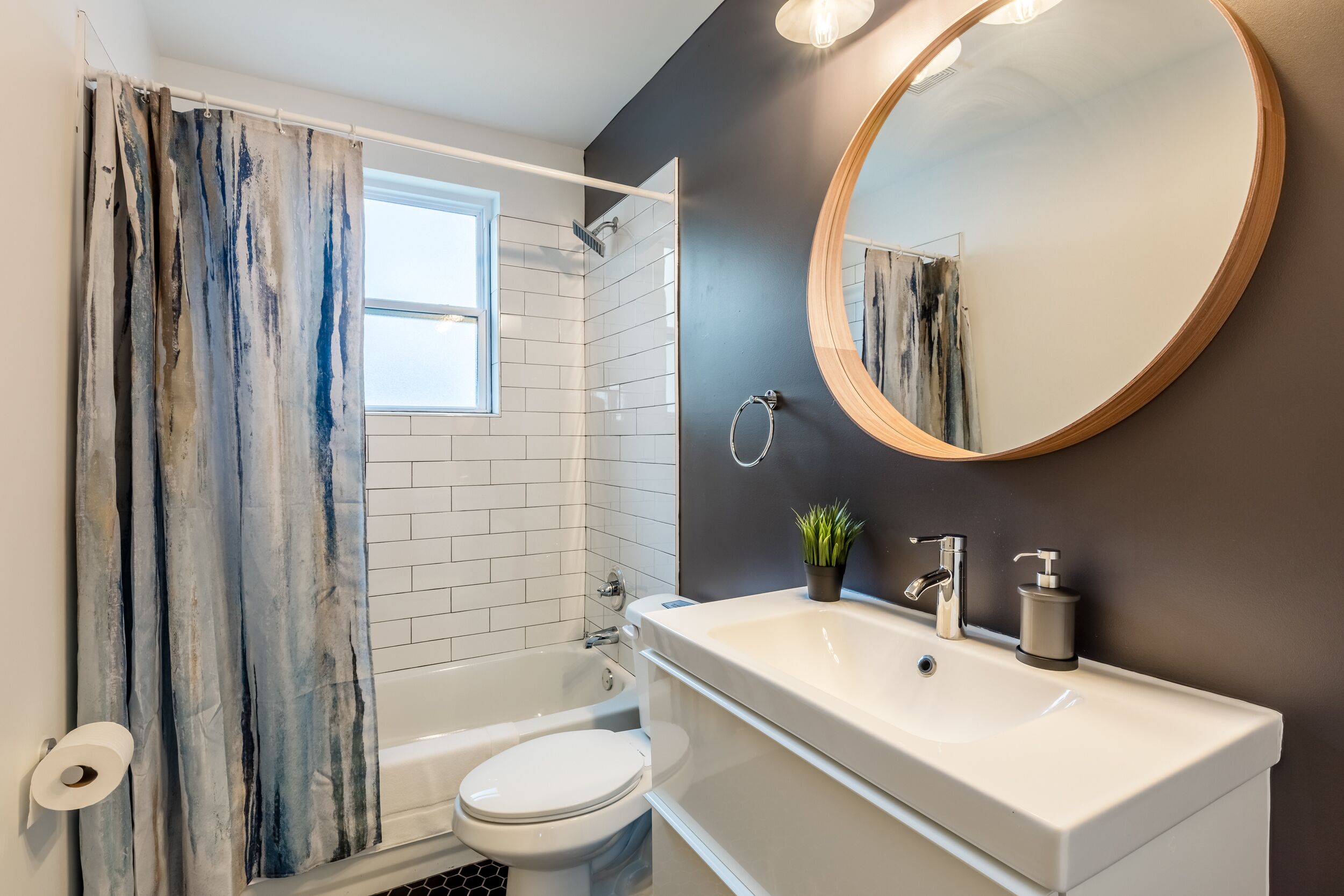 New Stylish Suite Downtown with Free Parking