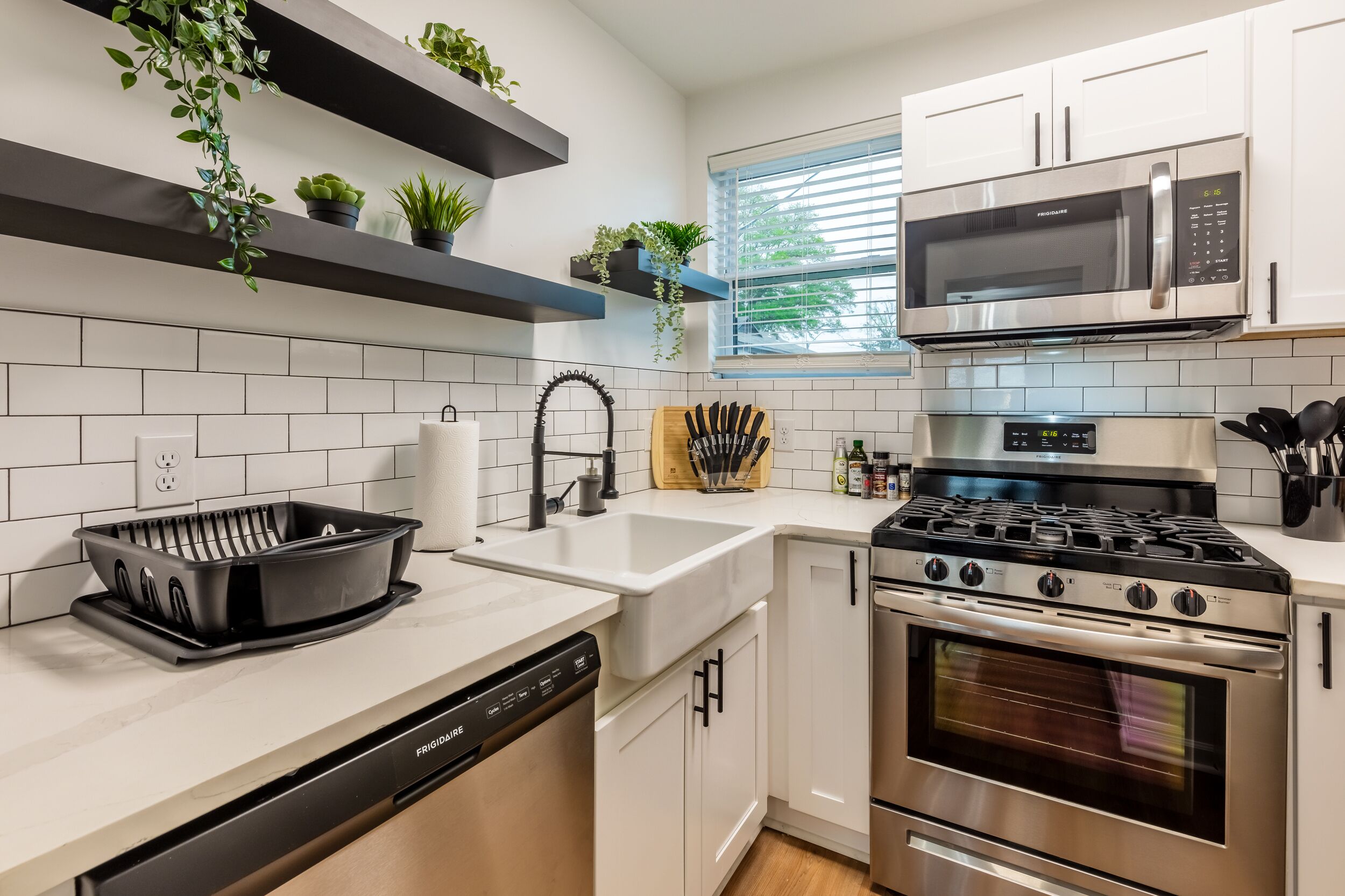 New Stylish Suite Downtown with Free Parking