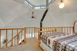 1 bedroom, Internet, bed sheets - Off-Grid Geodesic Dome: Nevada City House w/ Views (Nevada City)