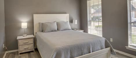 3 habitaciones, escritorio, tabla de planchar con plancha y wifi