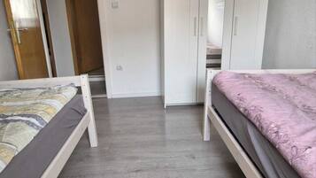 3 Schlafzimmer, Reisekinderbett, kostenloses WLAN, Bettwäsche