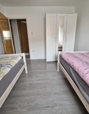 3 Schlafzimmer, Reisekinderbett, kostenloses WLAN, Bettwäsche