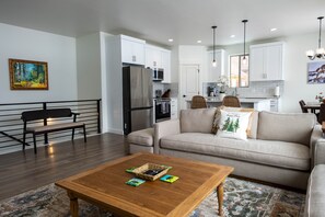 Smart TV, fireplace, video library, stereo - Spacious and Modern Teton Valley Home (Driggs)