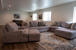 Smart TV, caminetto, videoteca, impianto stereo