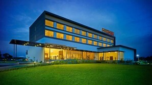 A modern hotel with a flat roof, multiple floors, and a sign indicating it is the Ginger hotel. - Ginger Gondia, Balaghat Road (Gondia)