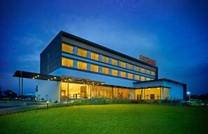 Un hôtel moderne doté d’un toit plat, de plusieurs étages et d’une enseigne indiquant qu’il s’agit de l’hôtel Ginger.