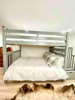 4 bedrooms, in-room safe, iron/ironing board, WiFi