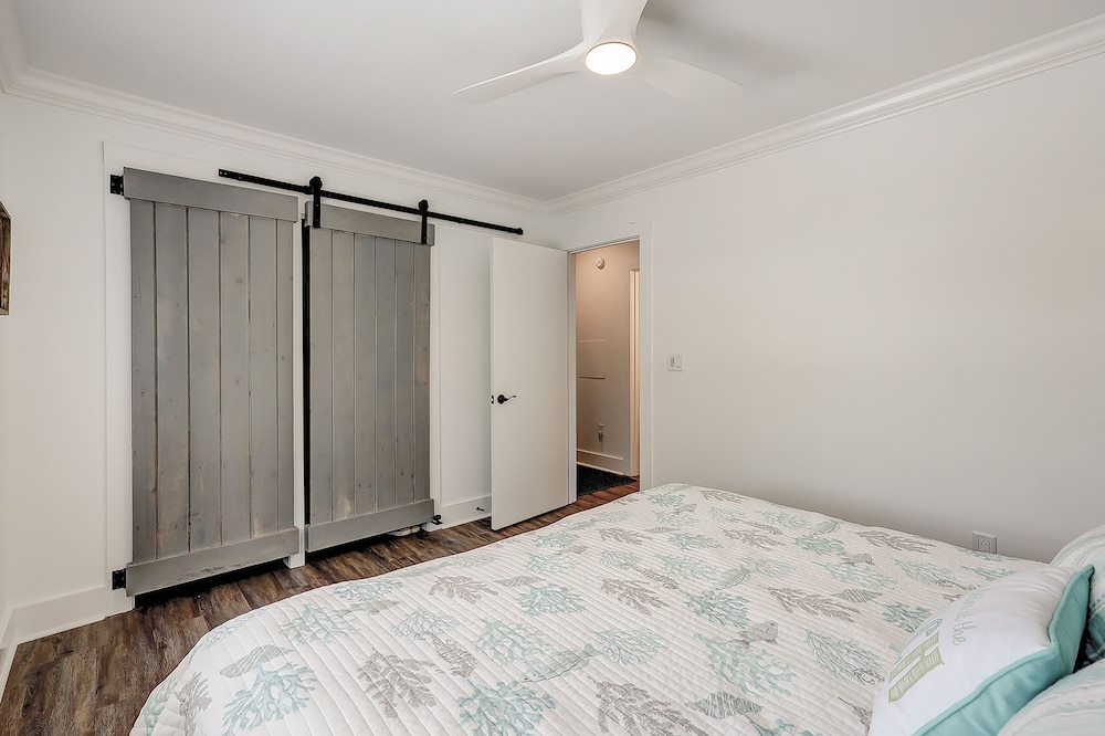 Dogfriendly treelined retreat with grill, hammock, sunroom, W/D, & AC Edisto Beach Vrbo