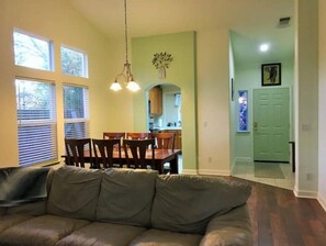 Smart-TV, Kamin, Tischtennisplatte