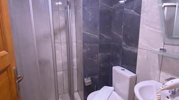 Chuveiro, chuveiro com efeito de chuva, produtos de toalete grátis