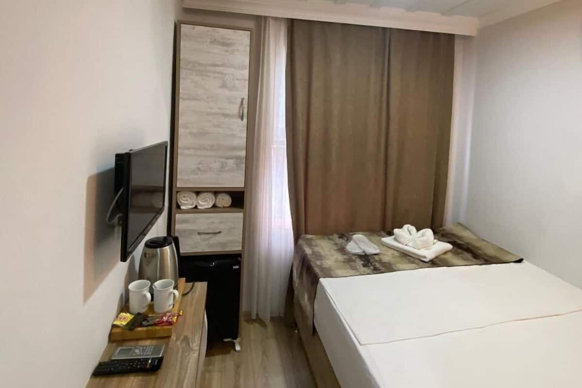 Habitación doble económica | Ropa de cama de alta calidad, camas con efecto memoria y minibar