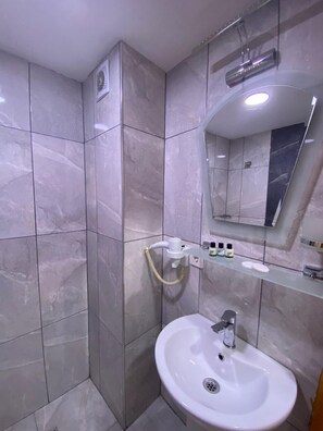 Economy Double Room | Bathroom | Shower, rainfall showerhead, free toiletries, hair dryer - New Cherry Hotel (Istanbul)