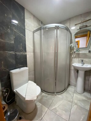Shower, rainfall showerhead, free toiletries, hair dryer - New Cherry Hotel (Istanbul)