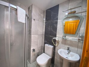 Comfort Triple Room | Bathroom