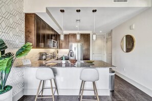 Fridge, microwave, oven, stovetop - Stunning Preston Hollow Apartment. WiFi, Pool, Gym. Free Parking. Pet Friendly! (Dallas)