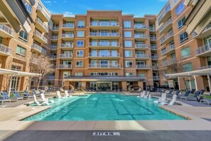 Outdoor pool - Stunning Preston Hollow Apartment. WiFi, Pool, Gym. Free Parking. Pet Friendly! (Dallas)