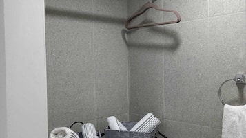 SĂšche-cheveux, serviettes fournies