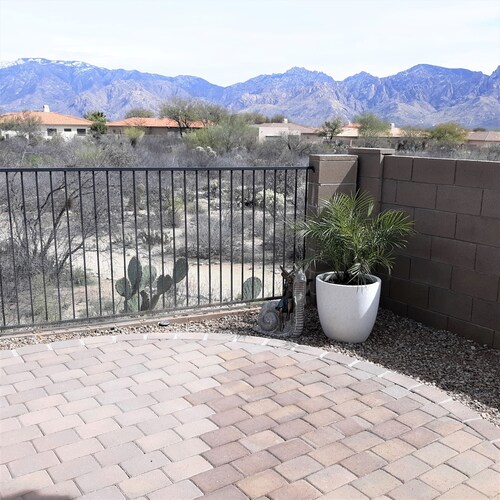 Glorious Mountain Views / Updated 1 Level House / 30 day min.