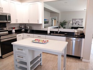 Fridge, microwave, oven, stovetop - Grace's Place w. Glorious Mountain Views - Updated 1 Level House - min. 30 days (Oro Valley)