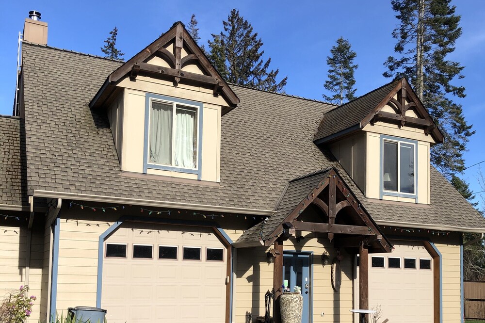 Cozy ocean view retreat is located on the beautiful seaside walking biking trail