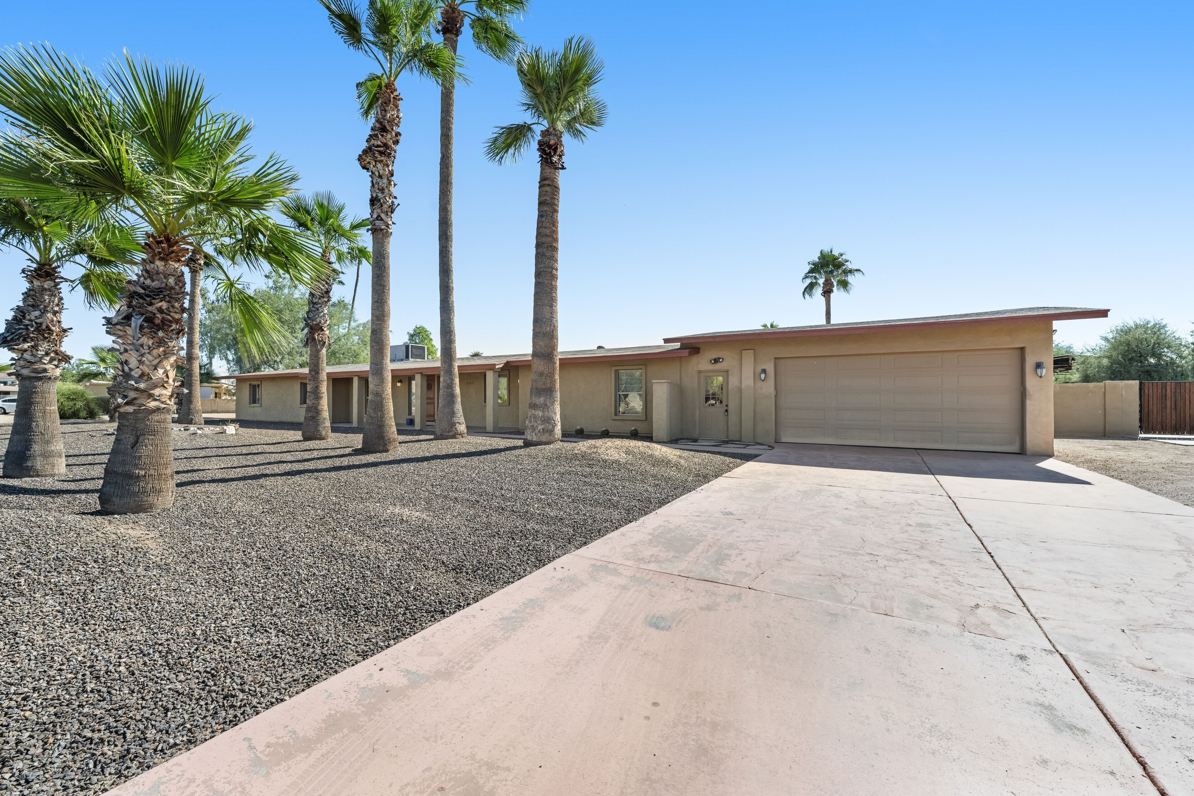 Desert escape with hot tub, game room, central AC - dog-friendly