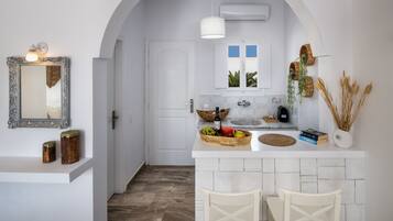 Mini-Kühlschrank, Espressomaschine, Wasserkocher mit Kaffee-/Teezubehör
