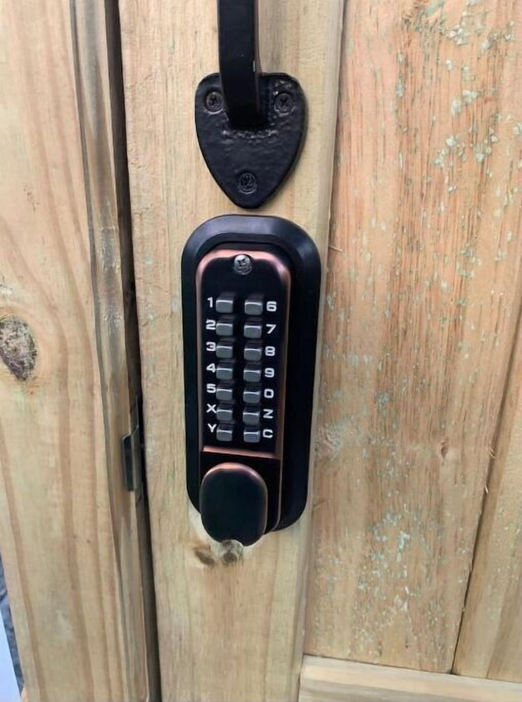 Una cerradura electrónica en una puerta de madera.